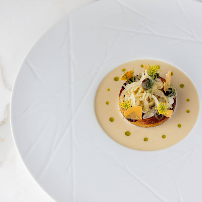 Fondant aardappel met venkel en sesam saus van gepofte look