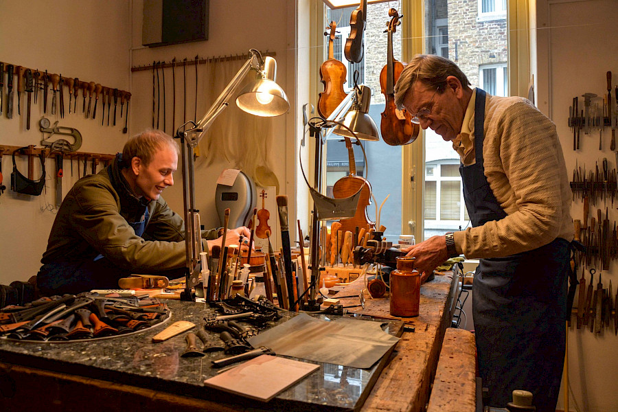 Maastrichtse vioolbouwers leveren aan basisschoolviolisten