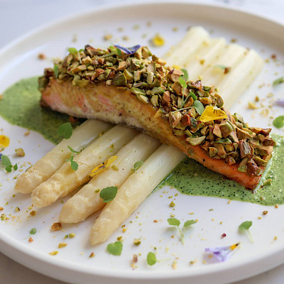 Asperges met citrusdressing en krokante pistachezalm