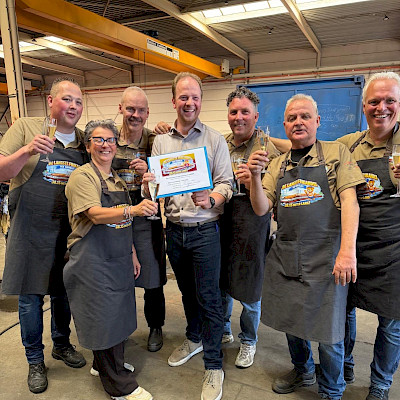 Wereldrecord frikandel bakken door havenondernemers