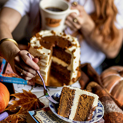 Coffee Soaked Pumpkin Spice Cake met Pecan Praliné