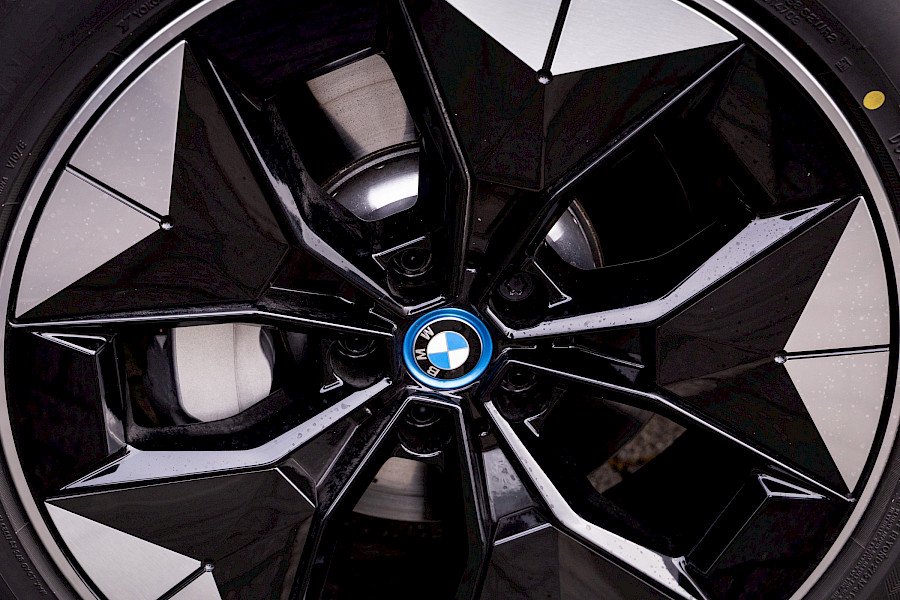 Autotest: iX3. Back to the future.