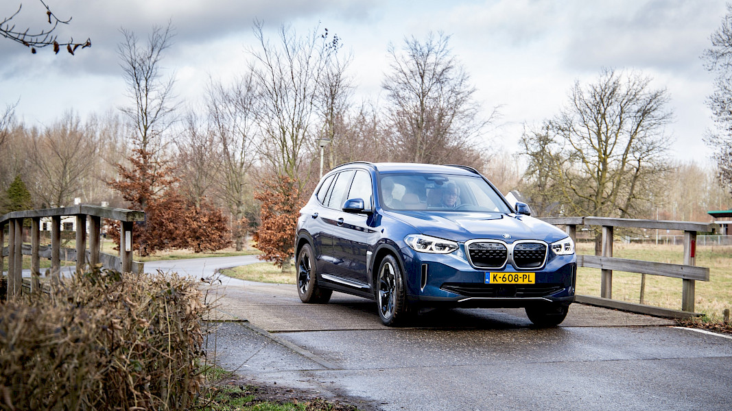 Autotest: iX3. Back to the future.