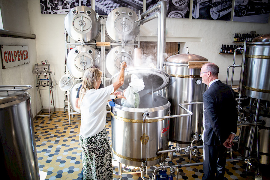 Koningin Máxima bezoekt Gulpener bierbrouwerij
